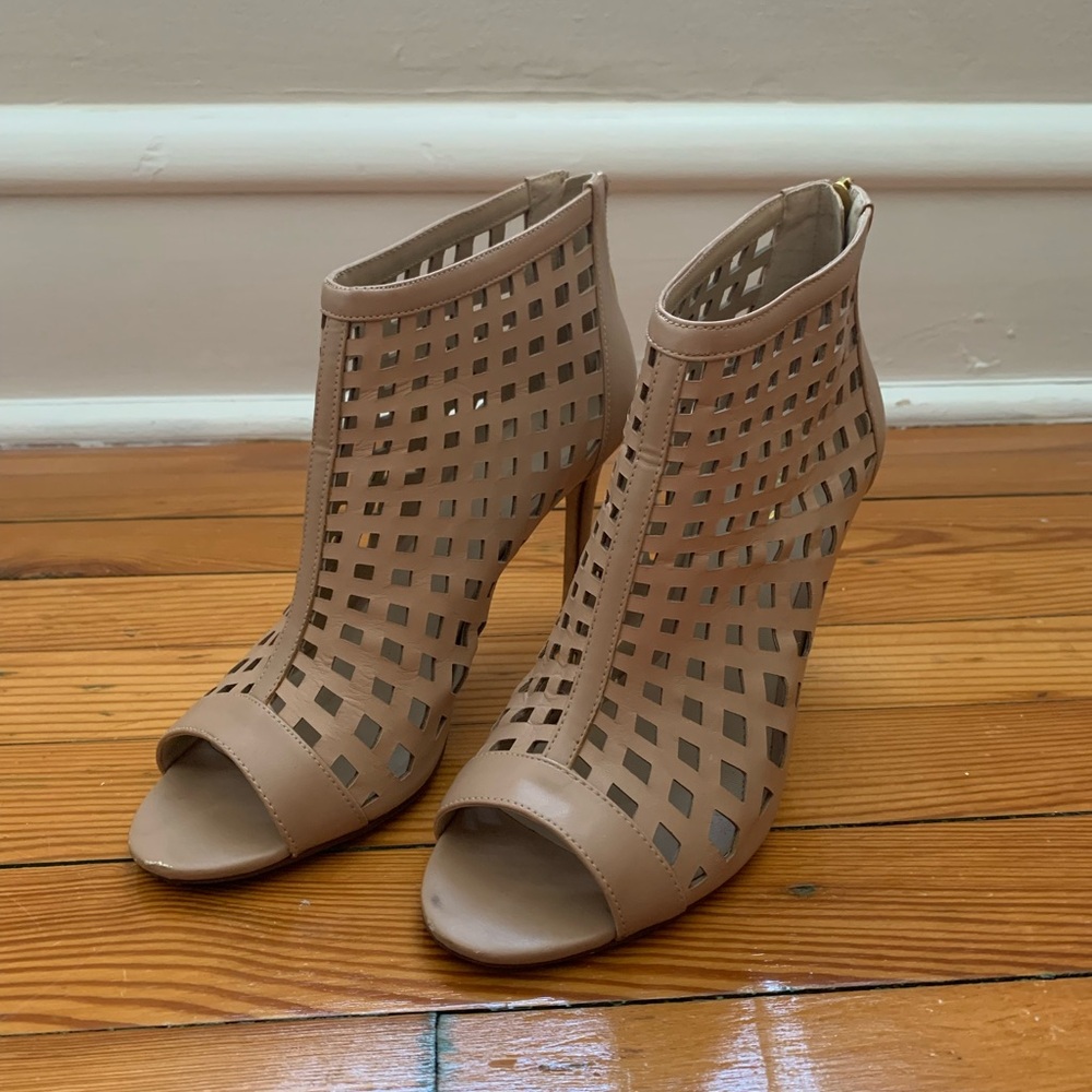 Charles by Charles Davis size 8 tan summer stilettos